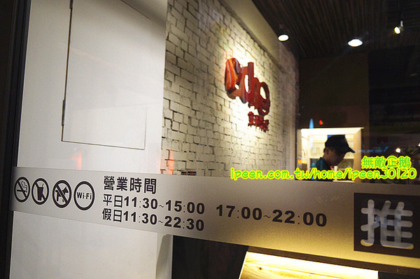 艾可先生漢堡餐廳(逢甲店):【台中-西屯區】手工漢堡肉x花生醬..擁有法式靈魂的美式漢堡..氣泡飲料.無限暢飲!~大推達拉斯牛小排燉飯(辣).花生醬燒烤堡.泰式甜辣雞翅...《艾可先生漢堡餐廳(逢甲店)》