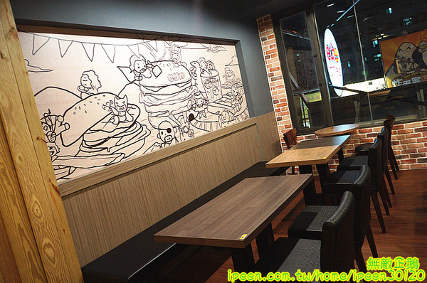 艾可先生漢堡餐廳(逢甲店):【台中-西屯區】手工漢堡肉x花生醬..擁有法式靈魂的美式漢堡..氣泡飲料.無限暢飲!~大推達拉斯牛小排燉飯(辣).花生醬燒烤堡.泰式甜辣雞翅...《艾可先生漢堡餐廳(逢甲店)》