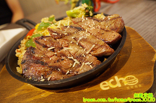 艾可先生漢堡餐廳(逢甲店):【台中-西屯區】手工漢堡肉x花生醬..擁有法式靈魂的美式漢堡..氣泡飲料.無限暢飲!~大推達拉斯牛小排燉飯(辣).花生醬燒烤堡.泰式甜辣雞翅...《艾可先生漢堡餐廳(逢甲店)》