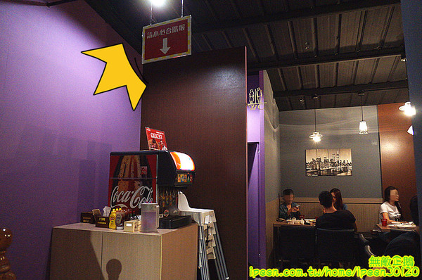 艾可先生漢堡餐廳(逢甲店):【台中-西屯區】手工漢堡肉x花生醬..擁有法式靈魂的美式漢堡..氣泡飲料.無限暢飲!~大推達拉斯牛小排燉飯(辣).花生醬燒烤堡.泰式甜辣雞翅...《艾可先生漢堡餐廳(逢甲店)》