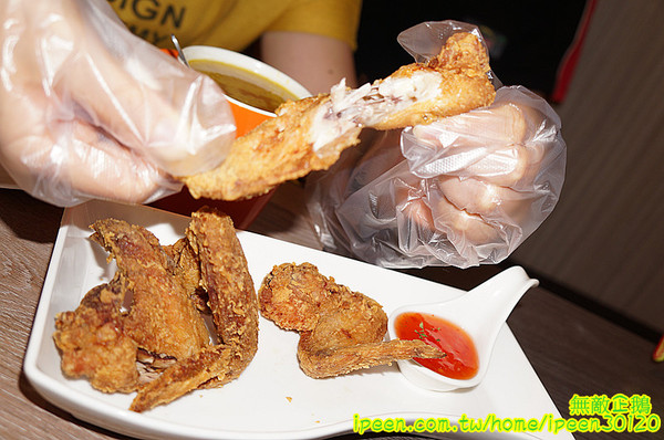 艾可先生漢堡餐廳(逢甲店):【台中-西屯區】手工漢堡肉x花生醬..擁有法式靈魂的美式漢堡..氣泡飲料.無限暢飲!~大推達拉斯牛小排燉飯(辣).花生醬燒烤堡.泰式甜辣雞翅...《艾可先生漢堡餐廳(逢甲店)》