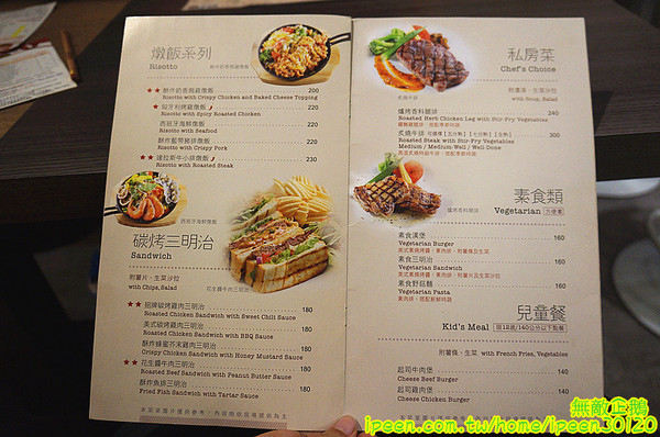 艾可先生漢堡餐廳(逢甲店):【台中-西屯區】手工漢堡肉x花生醬..擁有法式靈魂的美式漢堡..氣泡飲料.無限暢飲!~大推達拉斯牛小排燉飯(辣).花生醬燒烤堡.泰式甜辣雞翅...《艾可先生漢堡餐廳(逢甲店)》