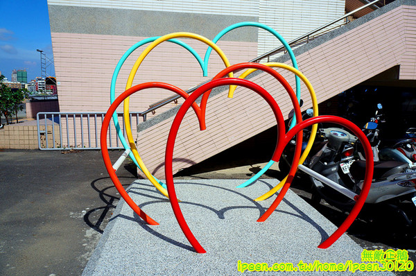 戀愛廣場 & 遊艇碼頭 & 碧海碼頭:【台南-安平區】可以看到對面的林默娘公園...走到底還有戀愛廣場喔!~《碧海碼頭》