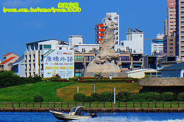 戀愛廣場 & 遊艇碼頭 & 碧海碼頭:【台南-安平區】可以看到對面的林默娘公園...走到底還有戀愛廣場喔!~《碧海碼頭》