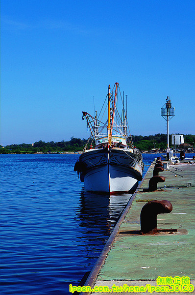 戀愛廣場 & 遊艇碼頭 & 碧海碼頭:【台南-安平區】可以看到對面的林默娘公園...走到底還有戀愛廣場喔!~《碧海碼頭》