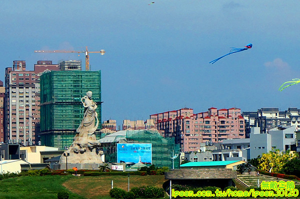 戀愛廣場 & 遊艇碼頭 & 碧海碼頭:【台南-安平區】可以看到對面的林默娘公園...走到底還有戀愛廣場喔!~《碧海碼頭》