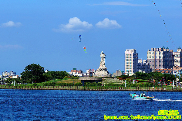 戀愛廣場 & 遊艇碼頭 & 碧海碼頭:【台南-安平區】可以看到對面的林默娘公園...走到底還有戀愛廣場喔!~《碧海碼頭》