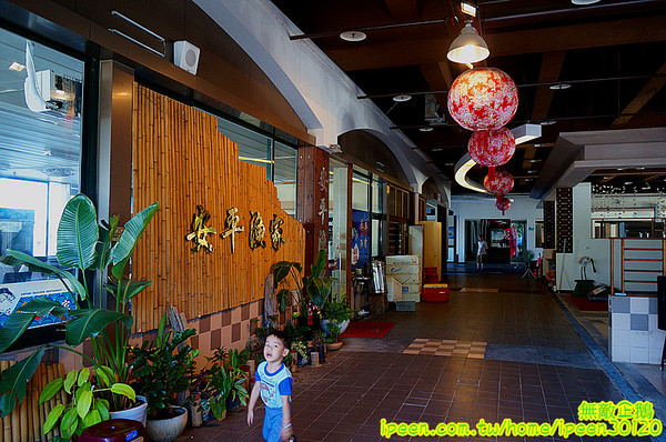 戀愛廣場 & 遊艇碼頭 & 碧海碼頭:【台南-安平區】可以看到對面的林默娘公園...走到底還有戀愛廣場喔!~《碧海碼頭》