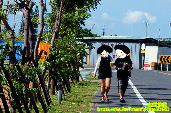 戀愛廣場 & 遊艇碼頭 & 碧海碼頭:【台南-安平區】可以看到對面的林默娘公園...走到底還有戀愛廣場喔!~《碧海碼頭》