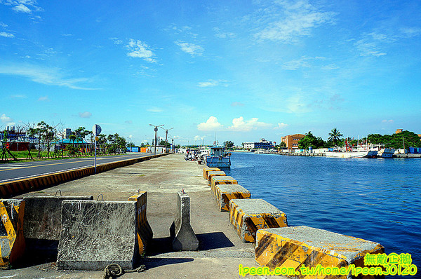 戀愛廣場 & 遊艇碼頭 & 碧海碼頭:【台南-安平區】可以看到對面的林默娘公園...走到底還有戀愛廣場喔!~《碧海碼頭》