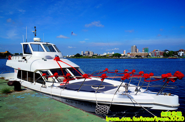 戀愛廣場 & 遊艇碼頭 & 碧海碼頭:【台南-安平區】可以看到對面的林默娘公園...走到底還有戀愛廣場喔!~《碧海碼頭》