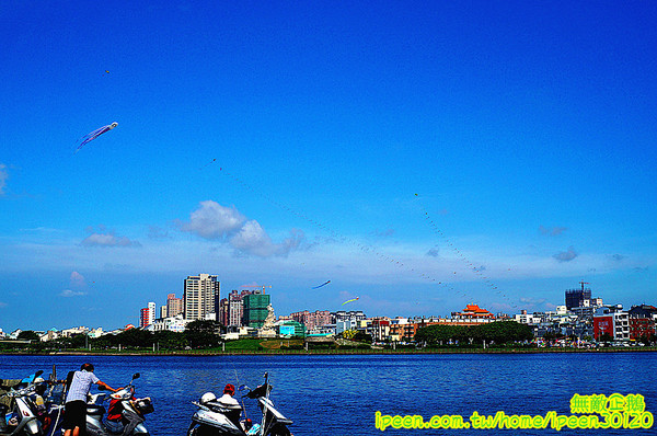 戀愛廣場 & 遊艇碼頭 & 碧海碼頭:【台南-安平區】可以看到對面的林默娘公園...走到底還有戀愛廣場喔!~《碧海碼頭》