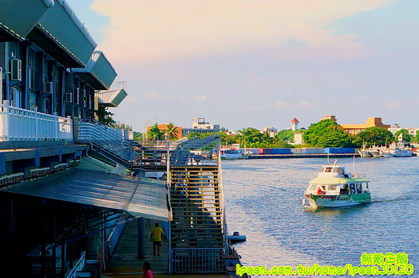 戀愛廣場 & 遊艇碼頭 & 碧海碼頭:【台南-安平區】可以看到對面的林默娘公園...走到底還有戀愛廣場喔!~《碧海碼頭》