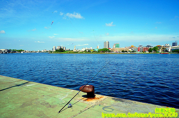 戀愛廣場 & 遊艇碼頭 & 碧海碼頭:【台南-安平區】可以看到對面的林默娘公園...走到底還有戀愛廣場喔!~《碧海碼頭》