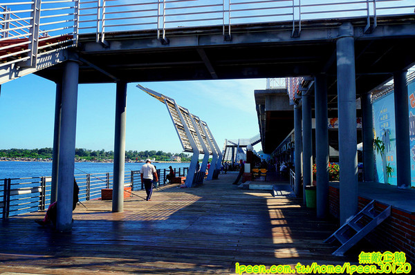 戀愛廣場 & 遊艇碼頭 & 碧海碼頭:【台南-安平區】可以看到對面的林默娘公園...走到底還有戀愛廣場喔!~《碧海碼頭》