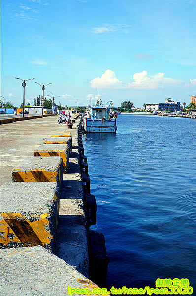 戀愛廣場 & 遊艇碼頭 & 碧海碼頭:【台南-安平區】可以看到對面的林默娘公園...走到底還有戀愛廣場喔!~《碧海碼頭》