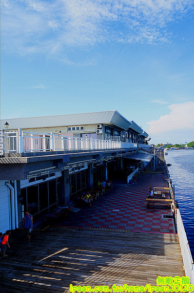 戀愛廣場 & 遊艇碼頭 & 碧海碼頭:【台南-安平區】可以看到對面的林默娘公園...走到底還有戀愛廣場喔!~《碧海碼頭》