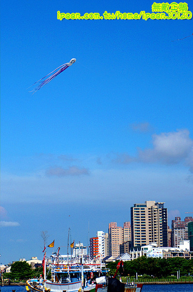 戀愛廣場 & 遊艇碼頭 & 碧海碼頭:【台南-安平區】可以看到對面的林默娘公園...走到底還有戀愛廣場喔!~《碧海碼頭》