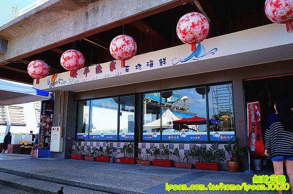 戀愛廣場 & 遊艇碼頭 & 碧海碼頭:【台南-安平區】可以看到對面的林默娘公園...走到底還有戀愛廣場喔!~《碧海碼頭》