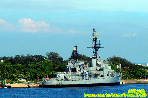 戀愛廣場 & 遊艇碼頭 & 碧海碼頭:【台南-安平區】可以看到對面的林默娘公園...走到底還有戀愛廣場喔!~《碧海碼頭》