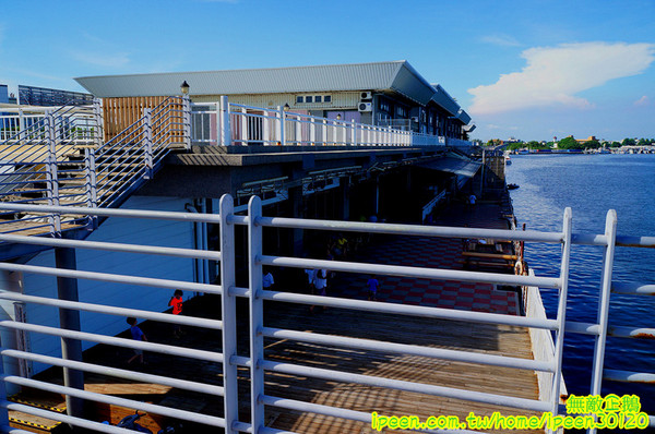 戀愛廣場 & 遊艇碼頭 & 碧海碼頭:【台南-安平區】可以看到對面的林默娘公園...走到底還有戀愛廣場喔!~《碧海碼頭》