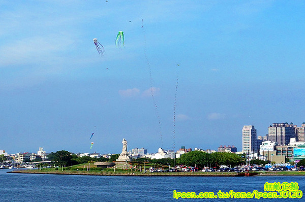 戀愛廣場 & 遊艇碼頭 & 碧海碼頭:【台南-安平區】可以看到對面的林默娘公園...走到底還有戀愛廣場喔!~《碧海碼頭》