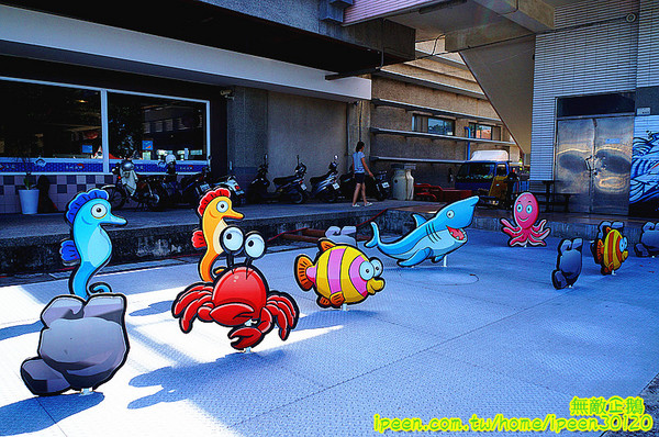 戀愛廣場 & 遊艇碼頭 & 碧海碼頭:【台南-安平區】可以看到對面的林默娘公園...走到底還有戀愛廣場喔!~《碧海碼頭》