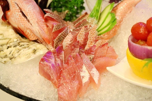 大灣碼頭：【羽諾食記】大灣碼頭熱炒生猛海鮮(松隆店)♥現撈海鮮創意料理♥捷運市政府站晚餐&宵夜推薦