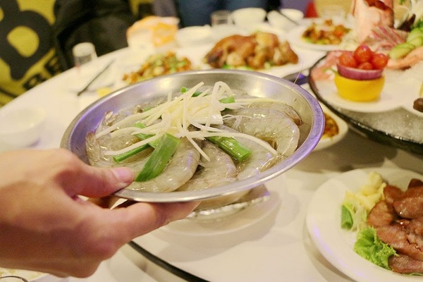 大灣碼頭：【羽諾食記】大灣碼頭熱炒生猛海鮮(松隆店)♥現撈海鮮創意料理♥捷運市政府站晚餐&宵夜推薦