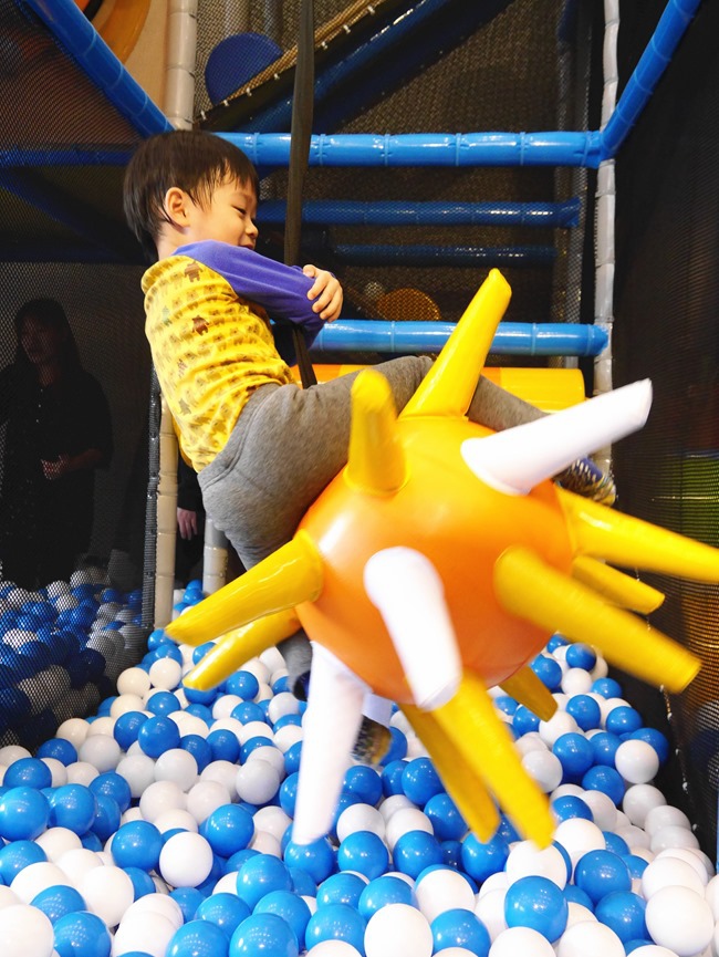 │台北。內湖│大晴天親子餐廳。巨型扭蛋機、球池、小廚師扮演、寶寶爬行…