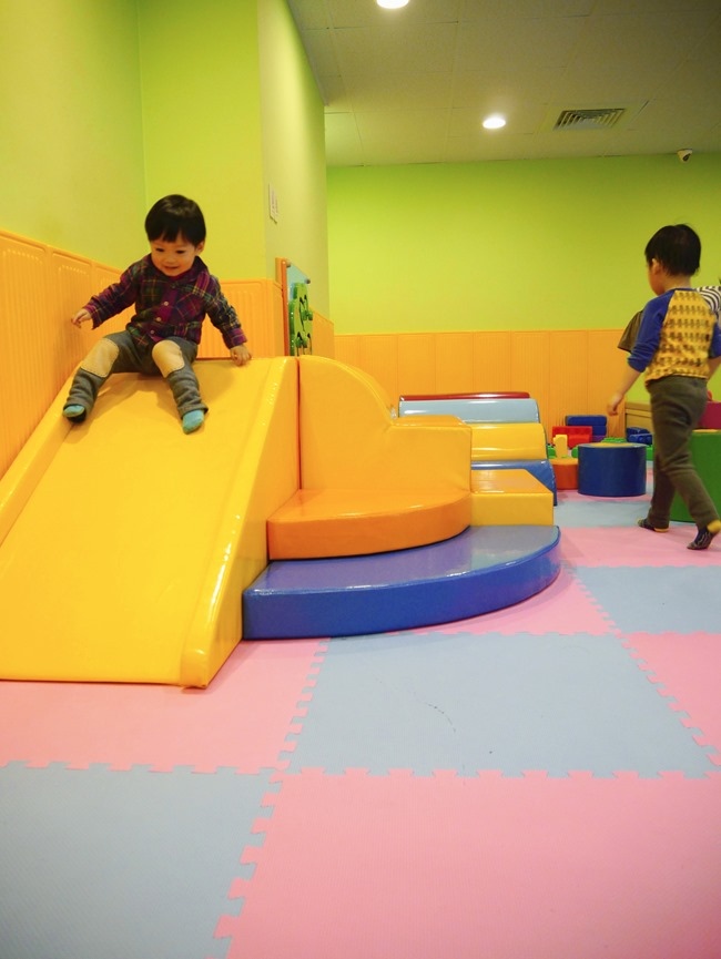 │台北。內湖│大晴天親子餐廳。巨型扭蛋機、球池、小廚師扮演、寶寶爬行…