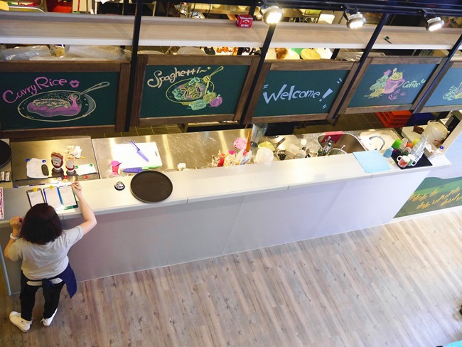 │台北。內湖│大晴天親子餐廳。巨型扭蛋機、球池、小廚師扮演、寶寶爬行…