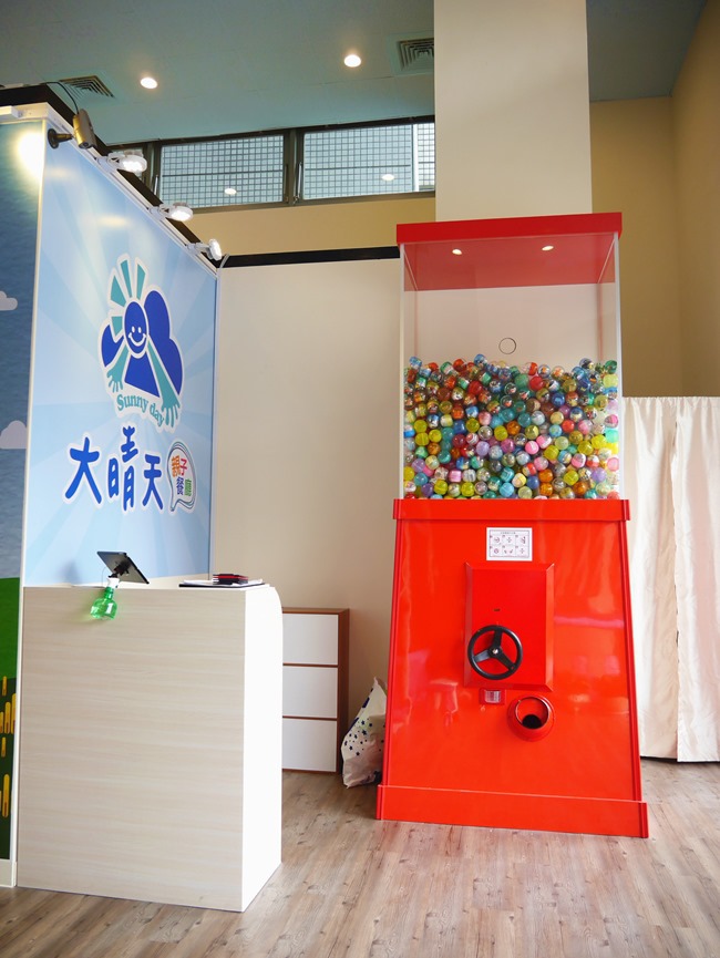 │台北。內湖│大晴天親子餐廳。巨型扭蛋機、球池、小廚師扮演、寶寶爬行…