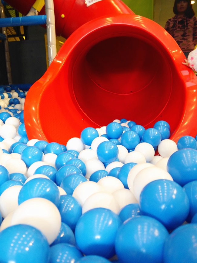 │台北。內湖│大晴天親子餐廳。巨型扭蛋機、球池、小廚師扮演、寶寶爬行…