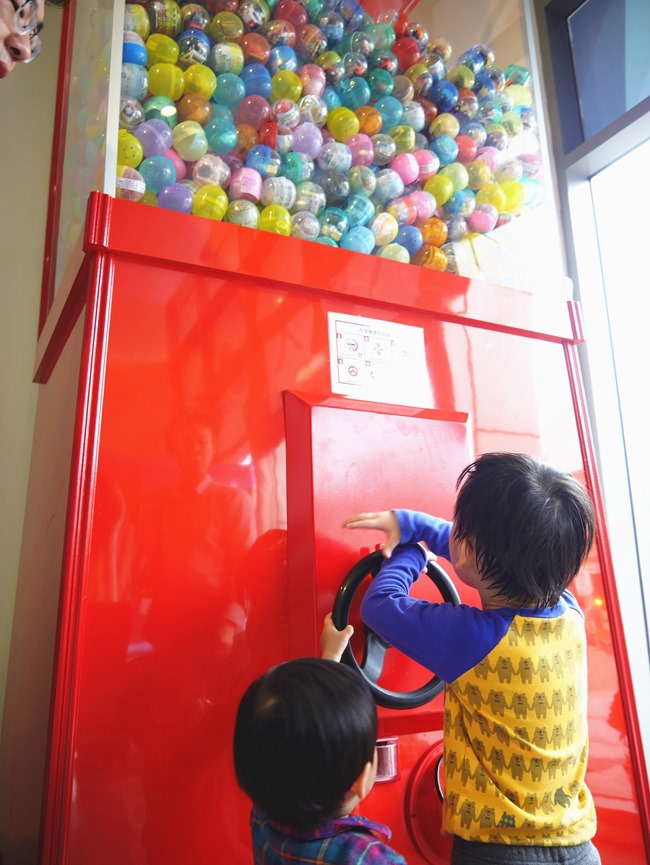 │台北。內湖│大晴天親子餐廳。巨型扭蛋機、球池、小廚師扮演、寶寶爬行…