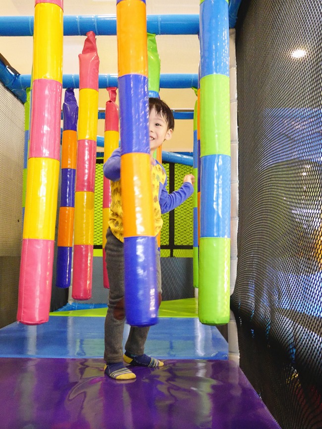 │台北。內湖│大晴天親子餐廳。巨型扭蛋機、球池、小廚師扮演、寶寶爬行…