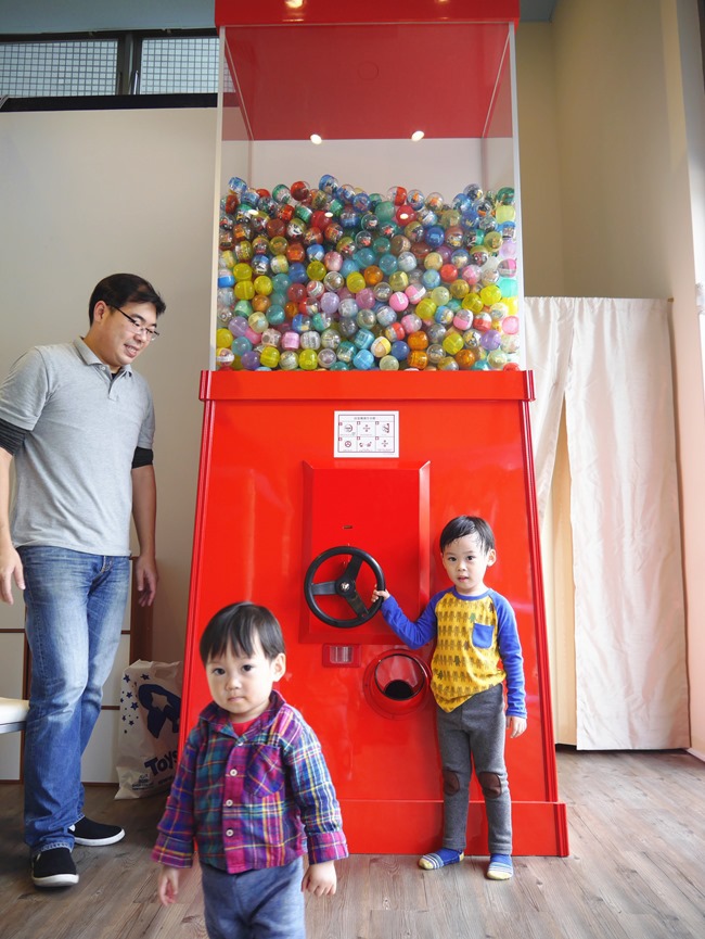 │台北。內湖│大晴天親子餐廳。巨型扭蛋機、球池、小廚師扮演、寶寶爬行…