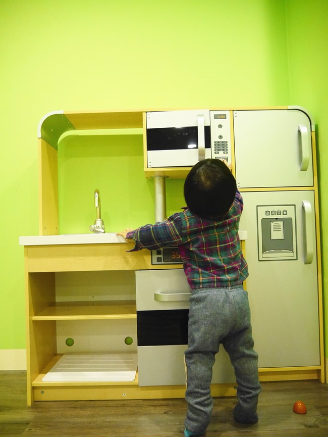 │台北。內湖│大晴天親子餐廳。巨型扭蛋機、球池、小廚師扮演、寶寶爬行…