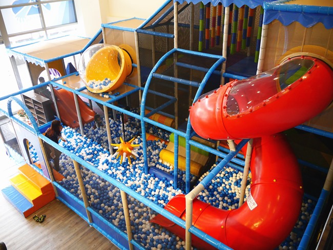 │台北。內湖│大晴天親子餐廳。巨型扭蛋機、球池、小廚師扮演、寶寶爬行…