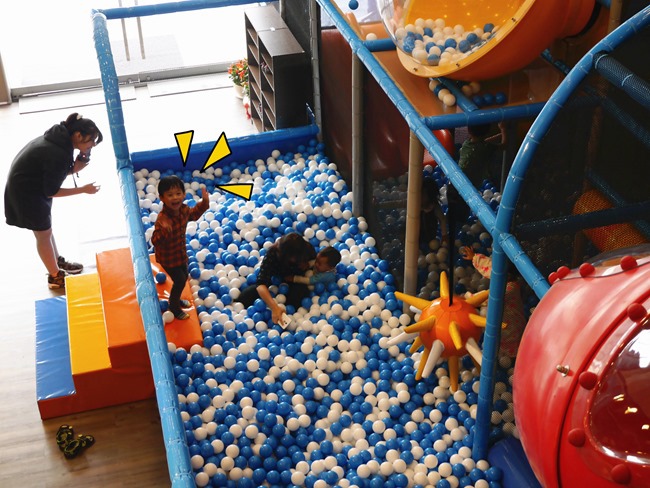 │台北。內湖│大晴天親子餐廳。巨型扭蛋機、球池、小廚師扮演、寶寶爬行…