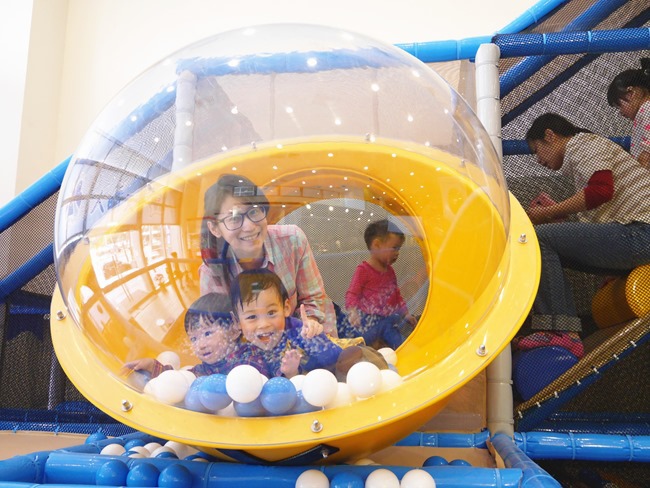 │台北。內湖│大晴天親子餐廳。巨型扭蛋機、球池、小廚師扮演、寶寶爬行…