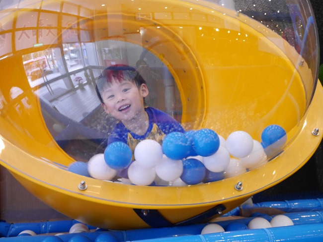 │台北。內湖│大晴天親子餐廳。巨型扭蛋機、球池、小廚師扮演、寶寶爬行…