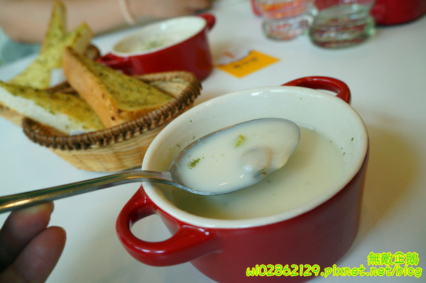 彩虹糖 輕食•義大利麵館：【台南-永康區】義大利麵x彩虹....大推焗烤奶油海鮮麵.巧克力布朗尼.草莓生乳酪塔...《彩虹糖 輕食•義大利麵館》
