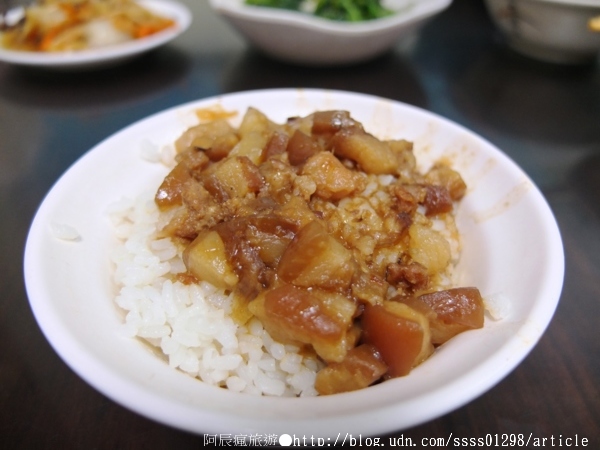 鼎億肉燥飯:【美食特搜。屏東市】鼎億肉燥飯。傳統口味肉燥飯 白菜滷 香腸 四神湯經典必吃 極力推薦的屏東味