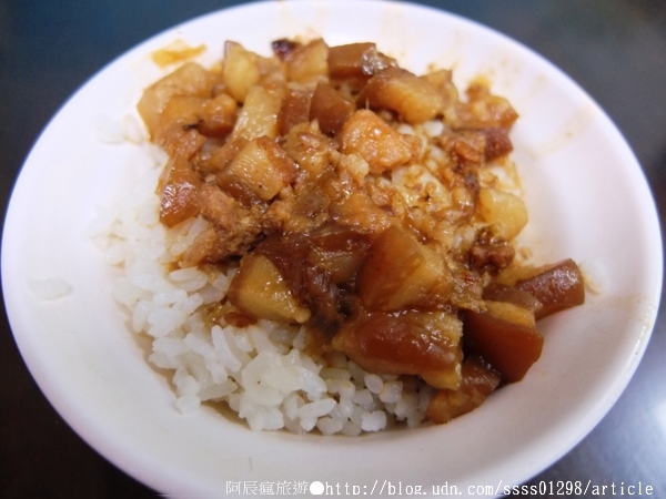 鼎億肉燥飯:【美食特搜。屏東市】鼎億肉燥飯。傳統口味肉燥飯 白菜滷 香腸 四神湯經典必吃 極力推薦的屏東味