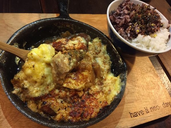 妳有咖啡:在咖啡店吃的到Q彈米粒起司親子丼-妳有咖啡neo cafe
