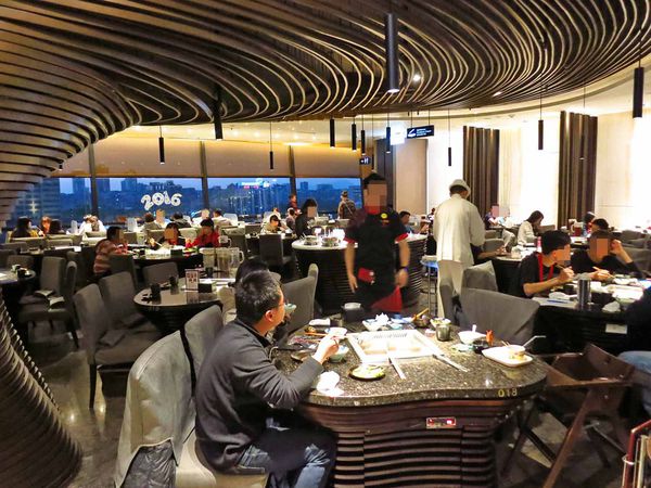 【台北火鍋】海底撈-現場變臉、手工現拉麵的四川麻辣火鍋店