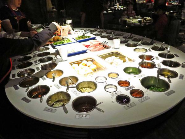 【台北火鍋】海底撈-現場變臉、手工現拉麵的四川麻辣火鍋店