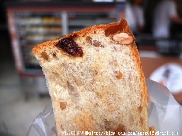 舞一加水站包子饅頭：【美食特搜。高雄三民區】舞一加水站包子饅頭。知名麵包大師親傳 20年不變的手感用心 堅守天然與健康的真原味