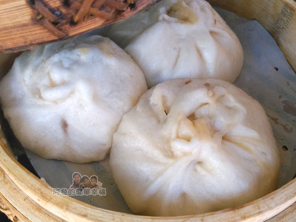 太和豆漿02-蒸籠上的大肉包